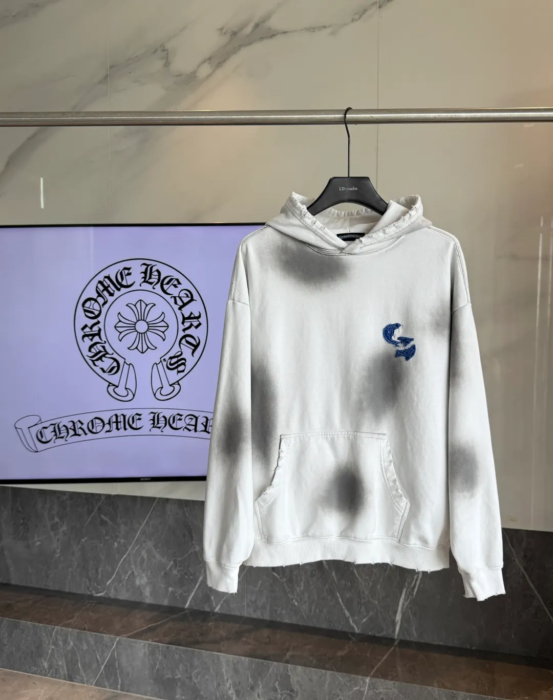 P320 🔥🔥🔥ceiling level 𝗖𝗵𝗿𝗼𝗺𝗲 𝗛𝗲𝗮𝗿𝘁𝘀/Cro Heart 2025 cross patch embroidery summer new original single counter American acid washed distressed laser burnt patch embroidery couple casual hooded sweatshirt 👑The highest version! Customized fabric 440g tripe terry fabric! American acid-washed and distressed original fabric laser burnt ✟appliqué embroidery and exquisite embroidery of letters! The best-selling model at the counter. It is very comfortable to wear. It is low-key yet luxurious. It is very classy when worn. The large size and tailoring are needless to say. The upper body is exquisite and vivid. 👍High-end first-class materials. A truly palace-level product. The cotton from Turkey is of outstanding quality. After heavy washing, the clothes are very soft! Not picky, the upper body is absolutely stylish and extremely luxurious. Auxiliary materials: The original model has been authenticated and labeled ➕100% silk washed with water label. Genuine purchase-grade original hangtag➕matching hanging rope➕3D hanging beads➕original packaging bag. Craftsmanship: The original version has consistent wiring! The highest version of the armhole matching technique! Countless times of pattern making to 100% restore the original appearance! The correct version is the same for men and women, super eye-catching, super good-looking, and super atmospheric! Color: White Black Royal Blue Size: S-XL